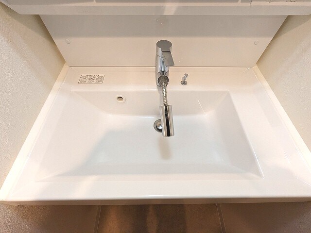 物件内観写真18　(ハンドシャワー付き独立洗面台です)