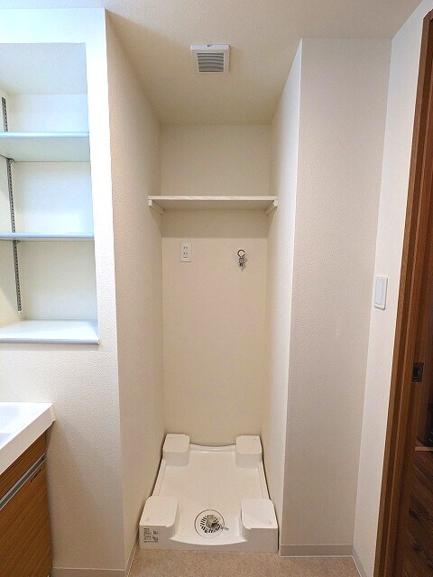 物件内観写真20　(お手入れしやすく、排水口を手前に位置し、足高の防水パンです)