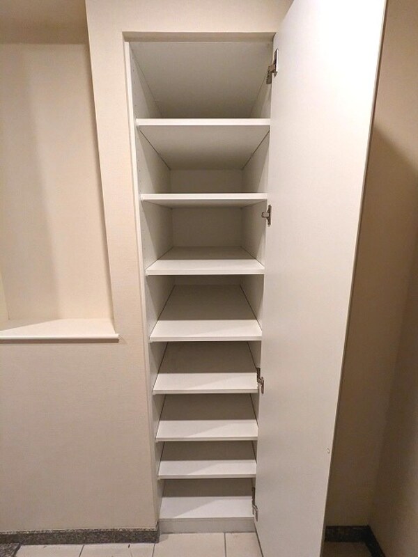 建物設備(玄関の収納)
