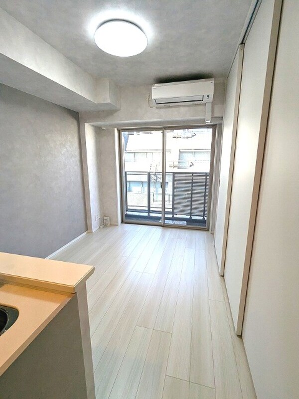 建物設備(カウンターキッチン、リビングにエアコン・照明付き)