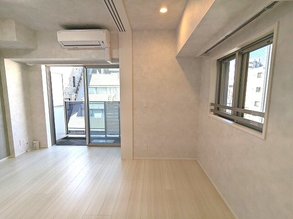 建物設備(リビングにエアコン・照明付き、洋室にダウンライト付き)