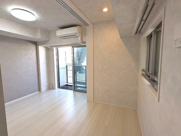 建物設備(リビングにエアコン・照明付き、洋室にダウンライト付き)
