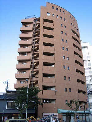 物件外観写真1　(２面バルコニー、スーパー・総合病院近く生活便利)