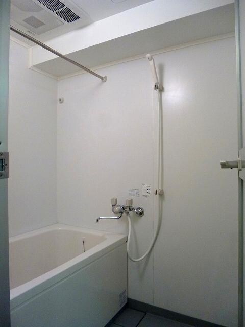 物件内観写真6　(追焚、浴室換気乾燥機です)