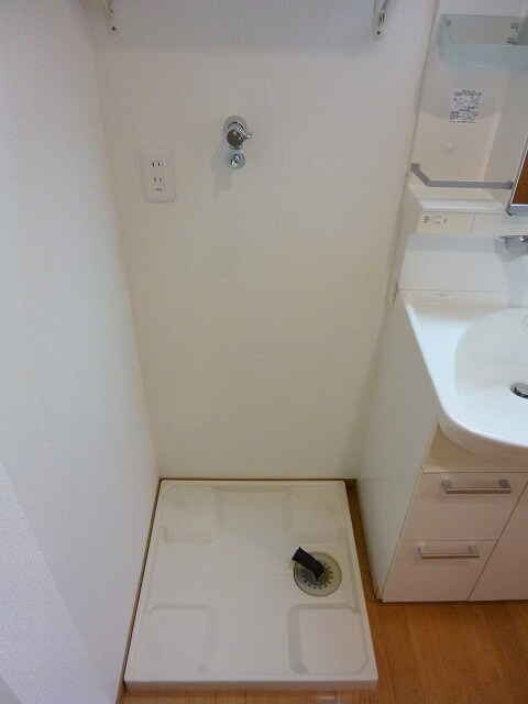 物件内観写真28　(洗面室に洗濯機置き場です)