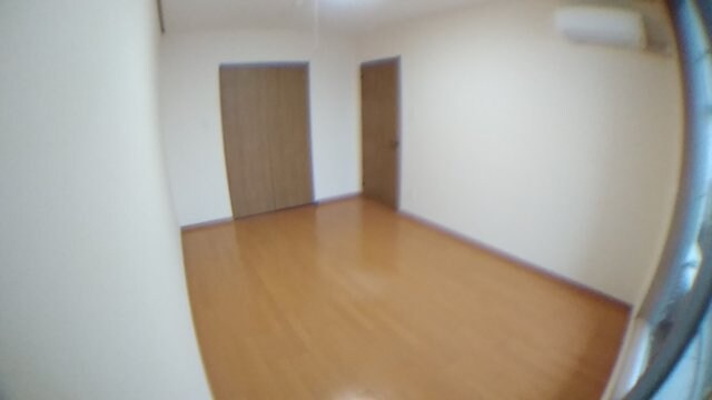 物件内観写真11　(洋室・リノベーション前参照)