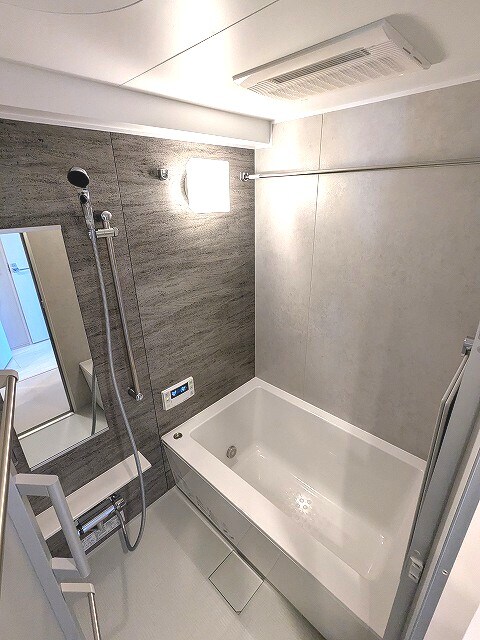 物件内観写真7　(追焚オートバス、浴室換気乾燥機、スライドバー付シャワー水栓)