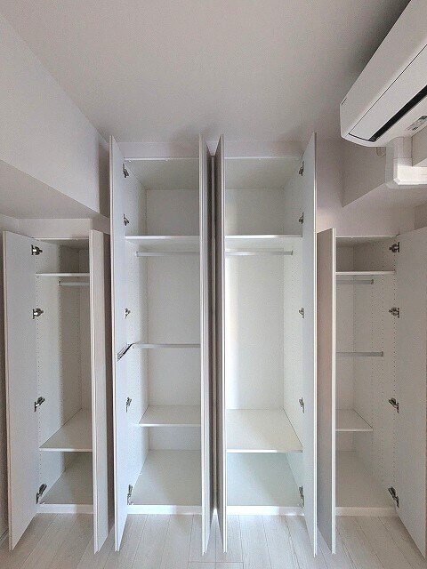 物件内観写真11　(5帖洋室のクローゼットです)