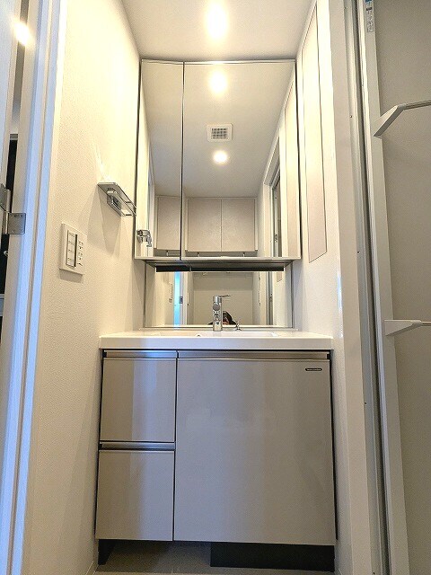 物件内観写真12　(2面鏡付、ハンドシャワー付の独立洗面台、洗面台下にヘルスメー)