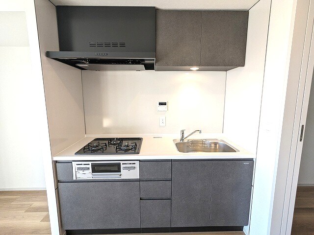 物件内観写真4　(グリル付きガス3口システムキッチン、瀟洒でお手入れ楽なガラス)