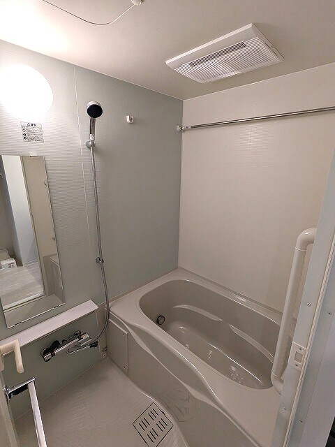 物件内観写真5　(追焚オートバス、浴室換気乾燥機、ワイドシャワーヘッド)