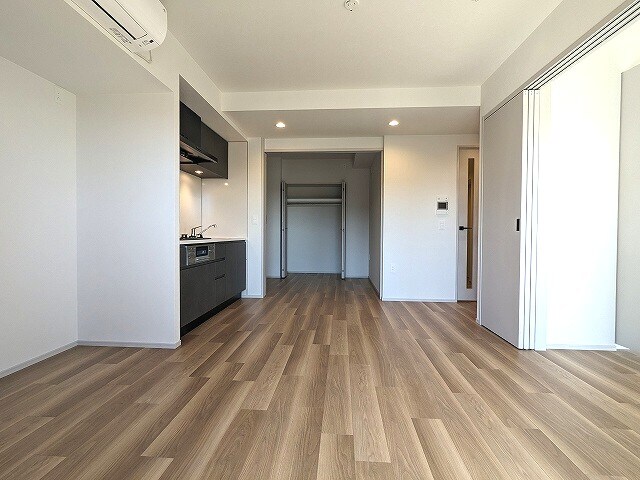 物件内観写真6　(南向きのリビング)