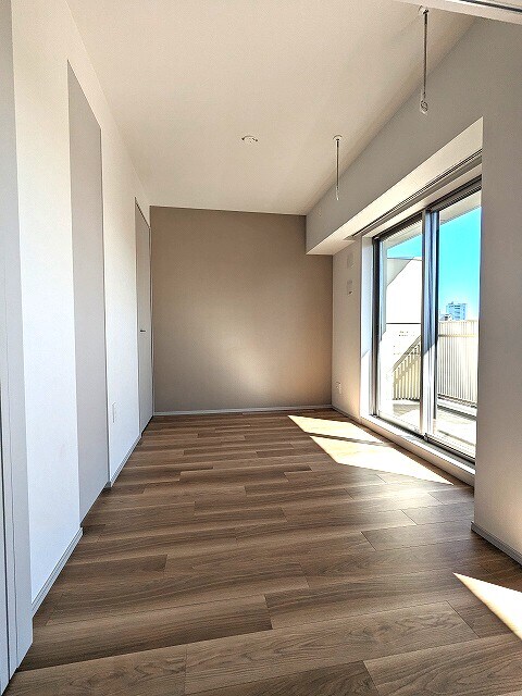 物件内観写真7　(南向きの5帖洋室、取り外し可能な室内物干し設備あります)