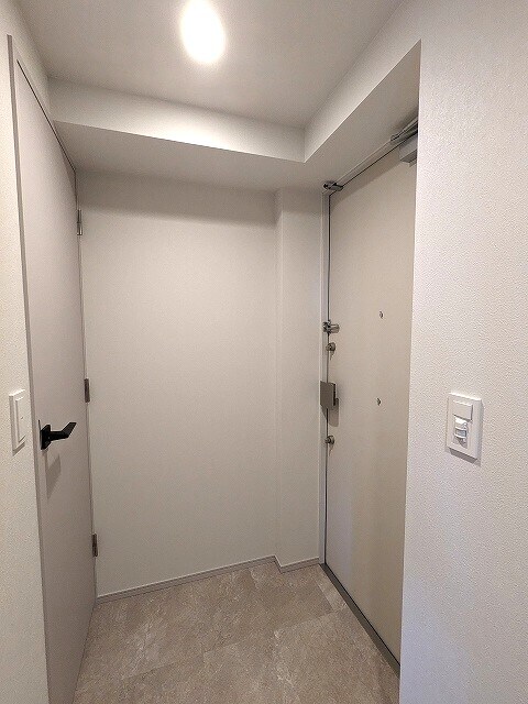 物件内観写真28　(ディンプルキーのダブルロックセキュリティ、人感センサー付玄関)