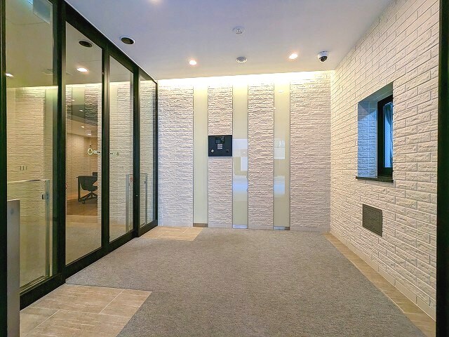 物件外観写真2　(瀟洒なエントランスです、タッチキーのモニター付オートロック・)