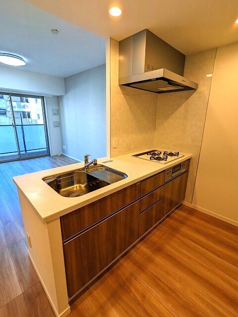 物件内観写真5　(グリル付ガス3口システムカウンターキッチン、瀟洒でお手入れ楽)