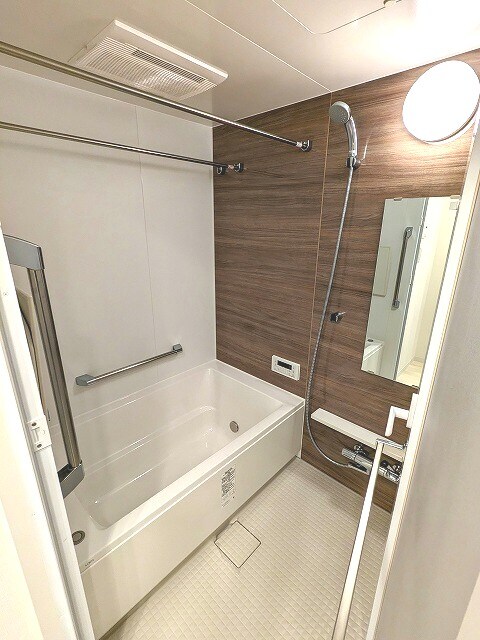 物件内観写真6　(追焚オートバス、浴室換気乾燥機、ハンガーバー2本付で多くの洗)