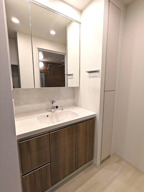 物件内観写真10　(トイレと独立した洗面脱衣室、三面鏡付ハンドシャワー付洗面台、)