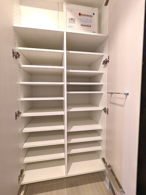 物件内観写真13　(傘フック付きの収納豊富なトールタイプのシューズBOXです)