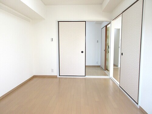 物件内観写真11　(洋室約5.5畳)