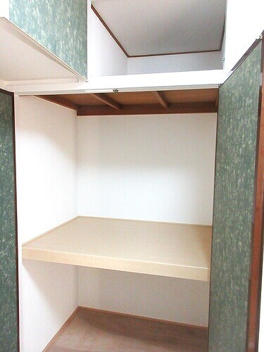 物件内観写真18　(納戸約3.0畳　押入)