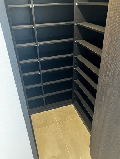 物件内観写真5　(シューズインクローゼット)