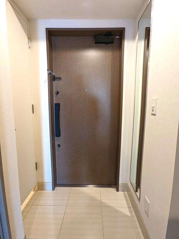 建物設備(玄関に人感センサー付きライトと姿見鏡付きのです)
