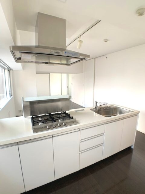 物件内観写真5　(リフォーム、窓付きガス4口システムカウンターキッチン)