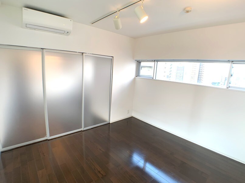 物件内観写真8　(リフォーム、洋室は隣部屋と接していないプライバシー確保された)