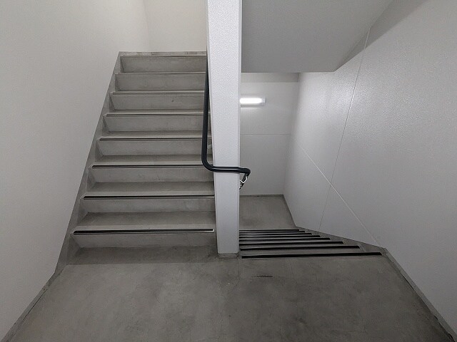 物件内観写真29　(非常階段)
