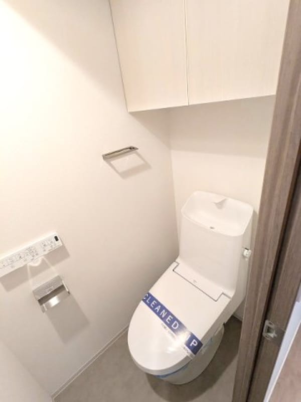トイレ(温水洗浄便座、ペーパーホルダーの上にスマホストレージ付きで便)