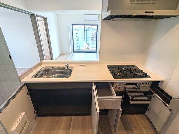 建物設備(グリル付ガス3口カウンターキッチン、瀟洒でお手入れ楽なガラス)