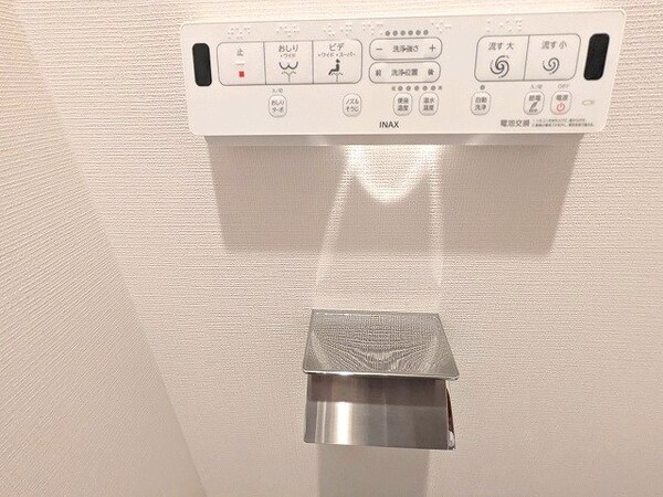 建物設備(温水洗浄便座のペーパーホルダーの上にスマホストレージ付きで便)