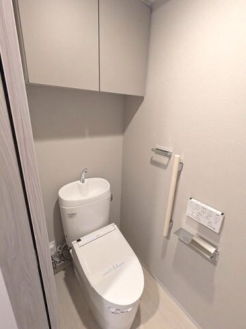 物件内観写真11　(スマホテーブル付温水洗浄便座です)