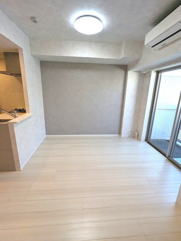 建物設備(カウンターキッチン、リビングにエアコン・照明付き)