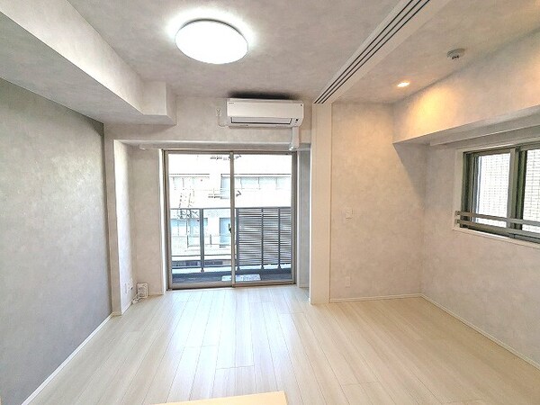 建物設備(リビングにエアコン・照明付き、洋室にダウンライト付き)