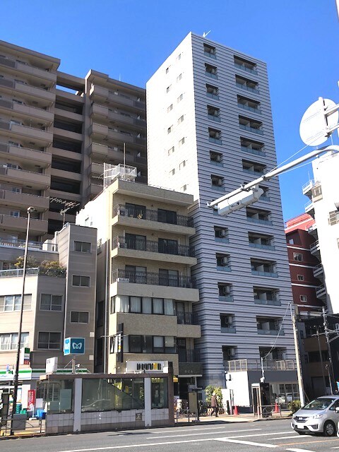 物件内観写真11　(左が駅、白い建物が物件すぐです)