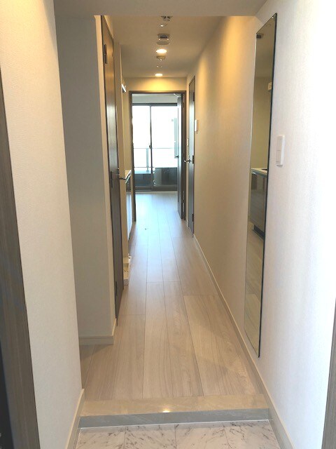 物件内観写真18　(玄関に姿見鏡付きです)