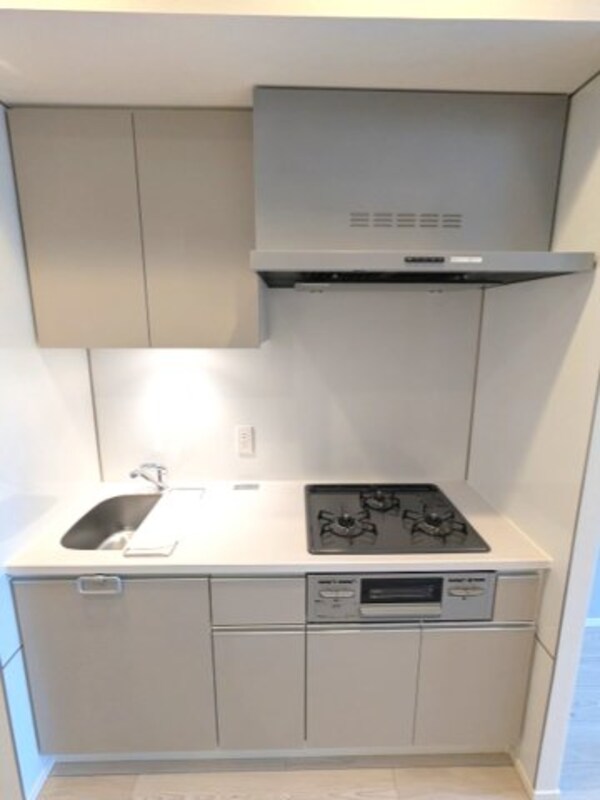 キッチン(グリル付ガス3口システムキッチン、瀟洒でお手入れ楽なガラスト)