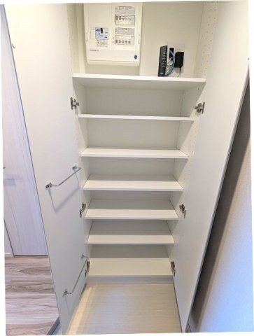物件内観写真12　(収納豊富なトールタイプのシューズBOXです)
