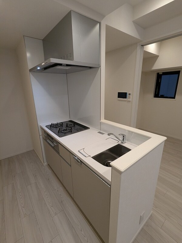 キッチン(グリル付ガス3口システムカウンターキッチン、瀟洒でお手入れ楽)