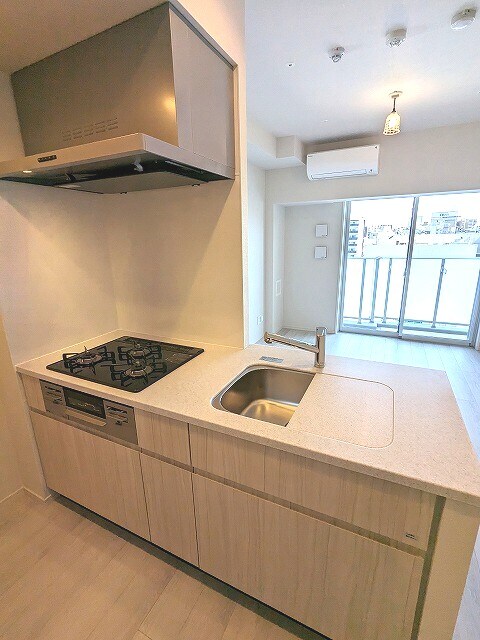 物件内観写真6　(グリル付ガス3口システムカウンターキッチン、瀟洒でお手入れ楽)