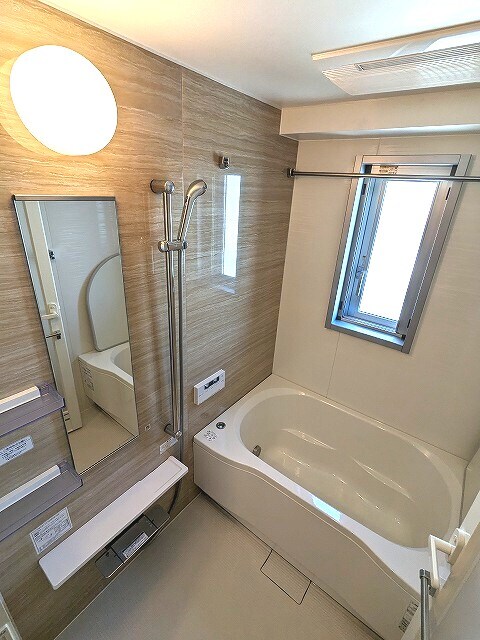 物件内観写真7　(窓付き、追焚オートバス、浴室換気乾燥機)