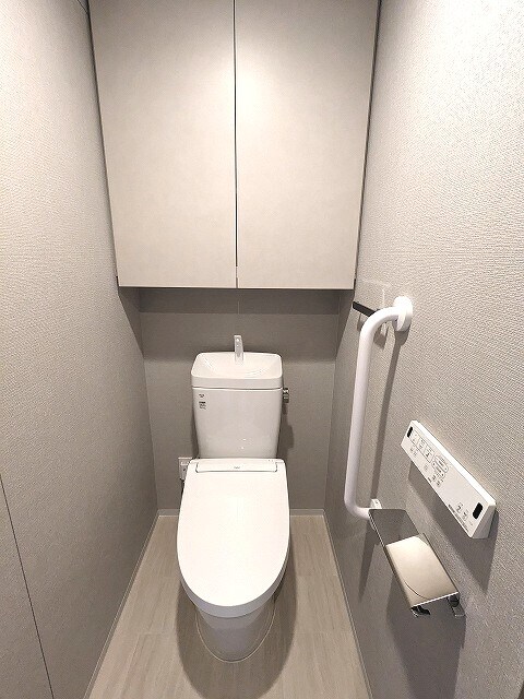 物件内観写真9　(洗面室と独立した温水洗浄便座、操作パネル下にスマホ置くスペー)