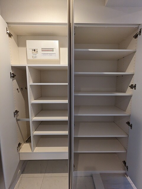 物件内観写真12　(収納豊富なシューズＢＯＸ)
