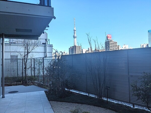 エントランス(1Fロビー外の敷地内からの眺望)