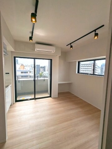 物件内観写真3　(スポットライト、インターネット無料、リビングにエアコン付き、)