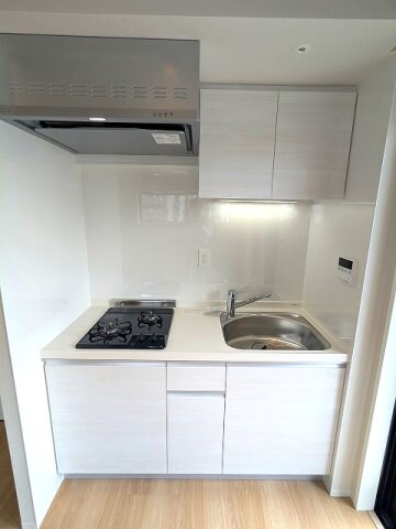 物件内観写真4　(ガス2口システムキッチン、瀟洒でお手入れ楽なガラストップコン)