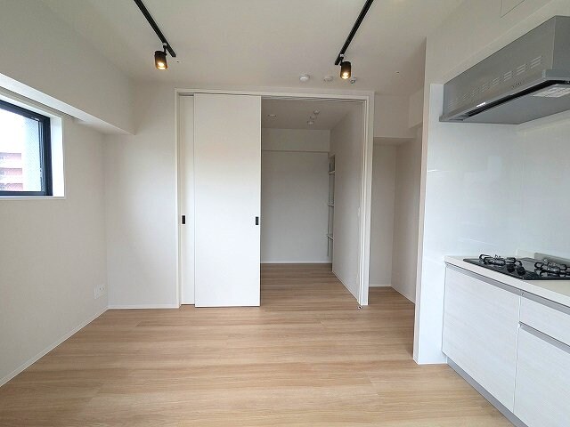 物件内観写真6　(スポットライト、インターネット無料、リビングにエアコン付き、)