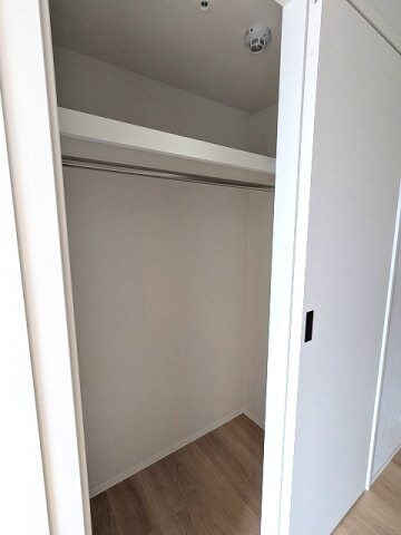 物件内観写真9　(デッドスペースを作らないスライドドアのクローゼット)